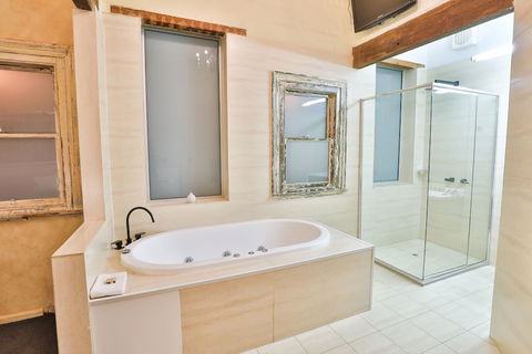 Indulge Apartments - Eighth Street - QLD Tourism 6