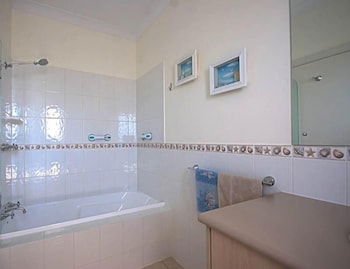 Searenity Holiday Accommodation - Queensland Tourism 3