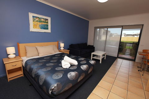 Seaview Motel And Apartments - Queensland Tourism 4