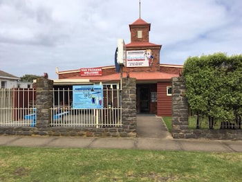 Warrnambool Beach Backpackers - QLD Tourism 1