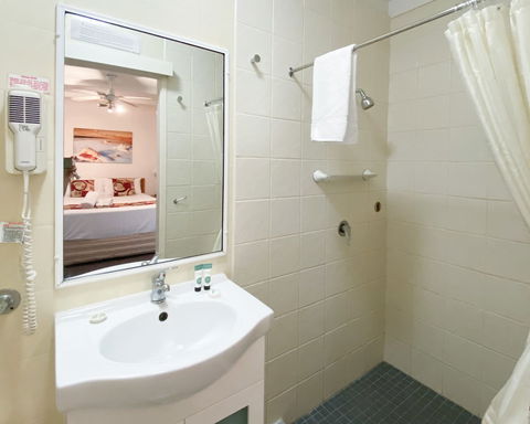 Palm View Holiday Apartments - Queensland Tourism 6