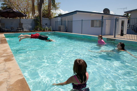 Strand Motel - QLD Tourism 1