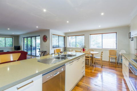 SURFSIDE GETAWAY In PICTURESQUE INVERLOCH - QLD Tourism 1