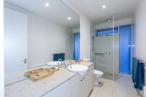 STYLISH HOLIDAY HOME OPPOSITE SURF - QLD Tourism 2