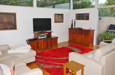 STYLISH HOLIDAY HOME OPPOSITE SURF - QLD Tourism 3