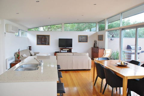 STYLISH HOLIDAY HOME OPPOSITE SURF - QLD Tourism 6