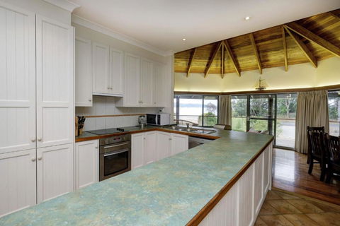 FAR SHORE - Queensland Tourism 6