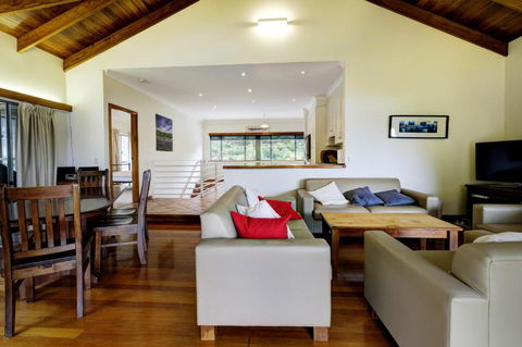 FAR SHORE - Queensland Tourism 2