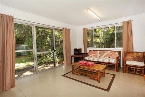 35 Santa Monica Avenue Coolum Beach Pet Friendly Linen Included - Queensland Tourism 5