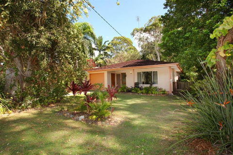35 Santa Monica Avenue Coolum Beach Pet Friendly Linen Included - Queensland Tourism 1