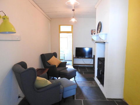 Cooks Cottage - Queensland Tourism 2