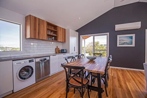 Island Getaway Cape Woolamai - Queensland Tourism 2