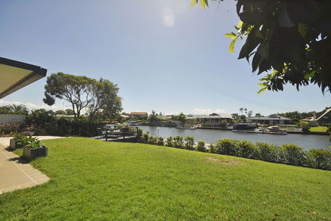 Bribie Island Canal Holiday Destination - Queensland Tourism 2