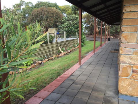 Beeâ€™s Place 3 Bedroom Home On 10 Acres Of Land With Distant Ocean Views - Queensland Tourism 1