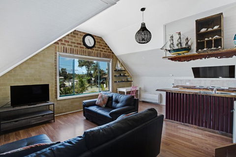 Salt Wood Cabin Style Retreat - QLD Tourism 3