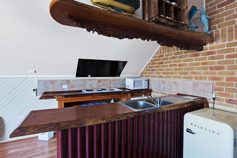 Salt Wood Cabin Style Retreat - QLD Tourism 4