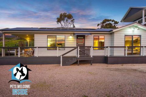 Almost New + Sea & Lake Views - Queensland Tourism 5