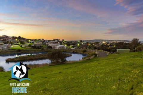 Almost New + Sea & Lake Views - Queensland Tourism 3