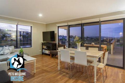 Almost New + Sea & Lake Views - Queensland Tourism 1