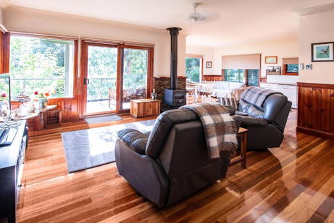 Raynella Alpaca Farmstay - Queensland Tourism 5