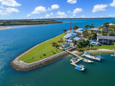 Peninsula Court 6 - Queensland Tourism 2