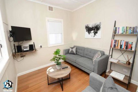 Just Renovated 2BR Cottage In Heart Of Wentworth - QLD Tourism 5