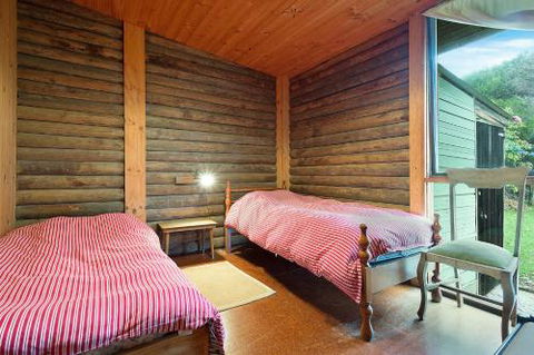 98 Ocean Parade Rustic Log Cabin - QLD Tourism 2