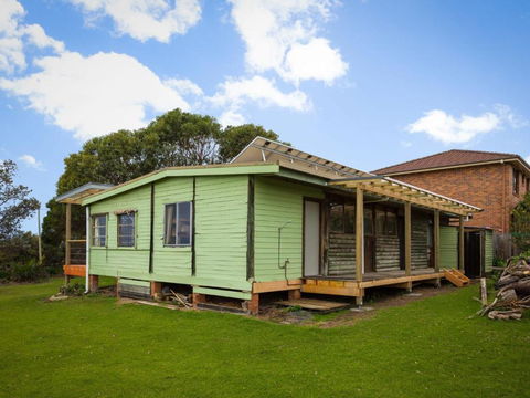 98 Ocean Parade Rustic Log Cabin - QLD Tourism 1