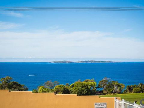 Countess Court Unit Great Ocean Views - QLD Tourism 3