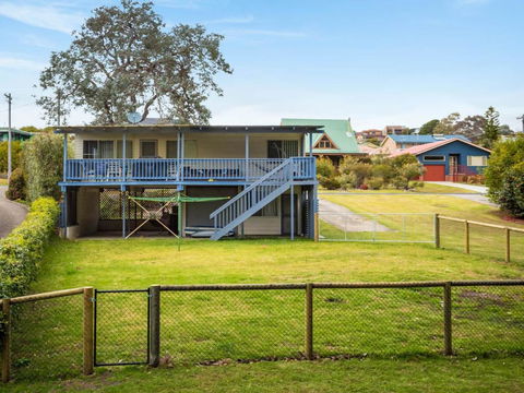 Pet Friendly Beach House At Kianga - QLD Tourism 6