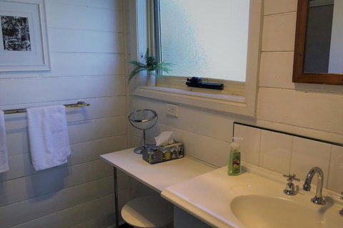 BURGESS COTTAGE King Bed For Couples - QLD Tourism 3