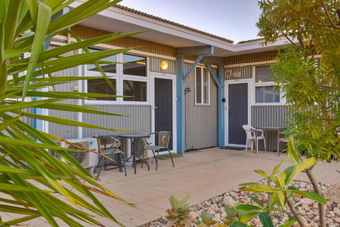 Getaway Villas Unit 38 12 1 Bedroom Self Contained Accommodation - QLD Tourism 2