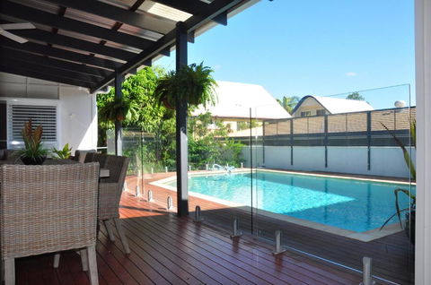 10 Double Island Drive Modern Family Home Centrally Located Swimming Pool & Outdoor Area - Queensland Tourism 1