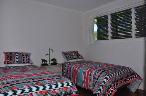 10 Double Island Drive Modern Family Home Centrally Located Swimming Pool & Outdoor Area - Queensland Tourism 6