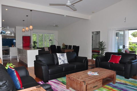 10 Double Island Drive Modern Family Home Centrally Located Swimming Pool & Outdoor Area - Queensland Tourism 4
