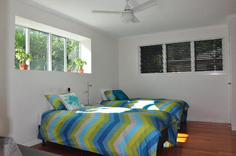 10 Double Island Drive Modern Family Home Centrally Located Swimming Pool & Outdoor Area - Queensland Tourism 2