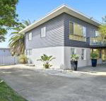 Middle Sea perfect for two families - Queensland Tourism