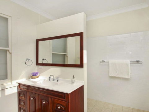 Robin Hill Manor Rambling Retreat & Tennis Court - QLD Tourism 4
