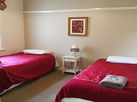 Robin Hill Manor Rambling Retreat & Tennis Court - QLD Tourism 5