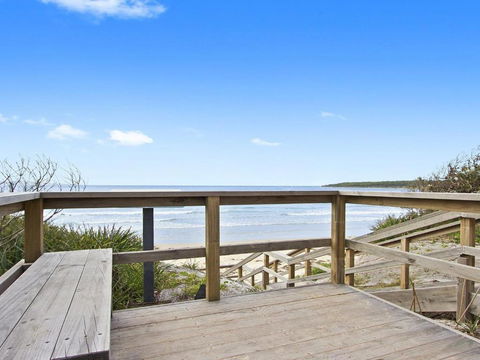 Beachbreak Fall Asleep To The Sound Of The Ocean - QLD Tourism 1