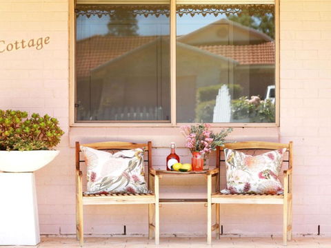 That Pink House! Comfortable Home Away From Home - Queensland Tourism 2