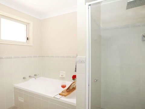 That Pink House! Comfortable Home Away From Home - Queensland Tourism 5
