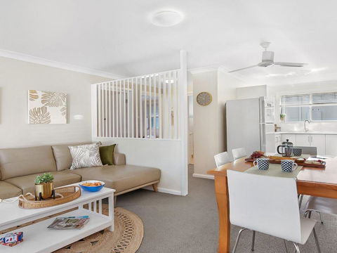 Ocean Blue Apartment Five Ground Floor Apartment - QLD Tourism 6