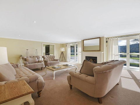 Camelot Superbly Proportioned & Ideally Located - Queensland Tourism 6