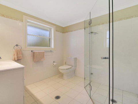 Camelot Superbly Proportioned & Ideally Located - Queensland Tourism 4