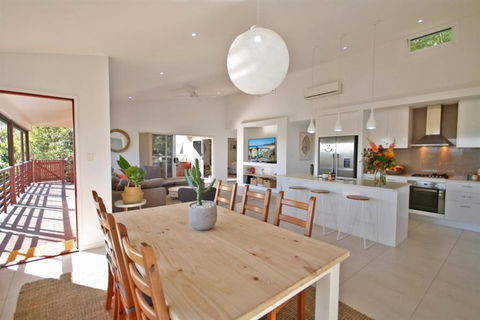 STUNNING HOME WITH SPECTACULAR VIEWS & CLOSE TO THE BEACH - Queensland Tourism 4