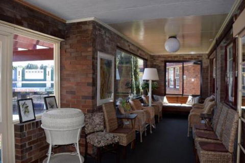 New Ivanhoe Hotel - Queensland Tourism 3