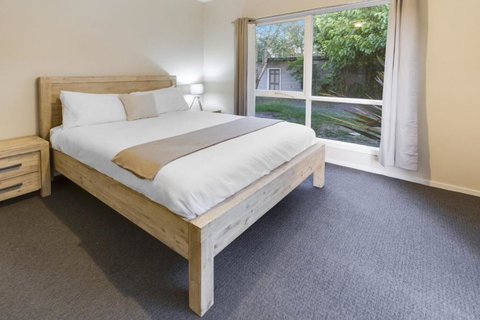 Bluff View River House Stunning Riverfront - QLD Tourism 7