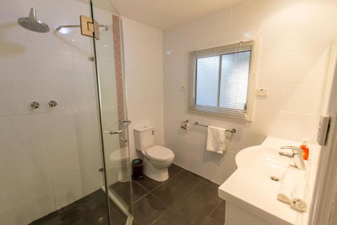 Bluff View River House Stunning Riverfront - QLD Tourism 5