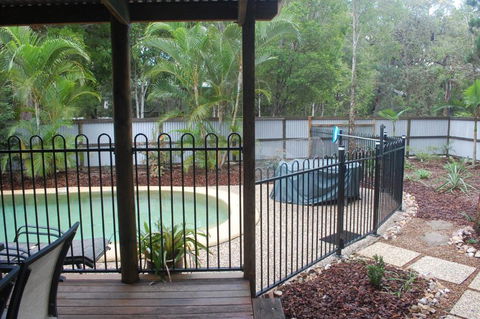 1 Naiad Court Lowset Family Home With Swimming Pool & Covered Deck. Pet Friendly - Queensland Tourism 4